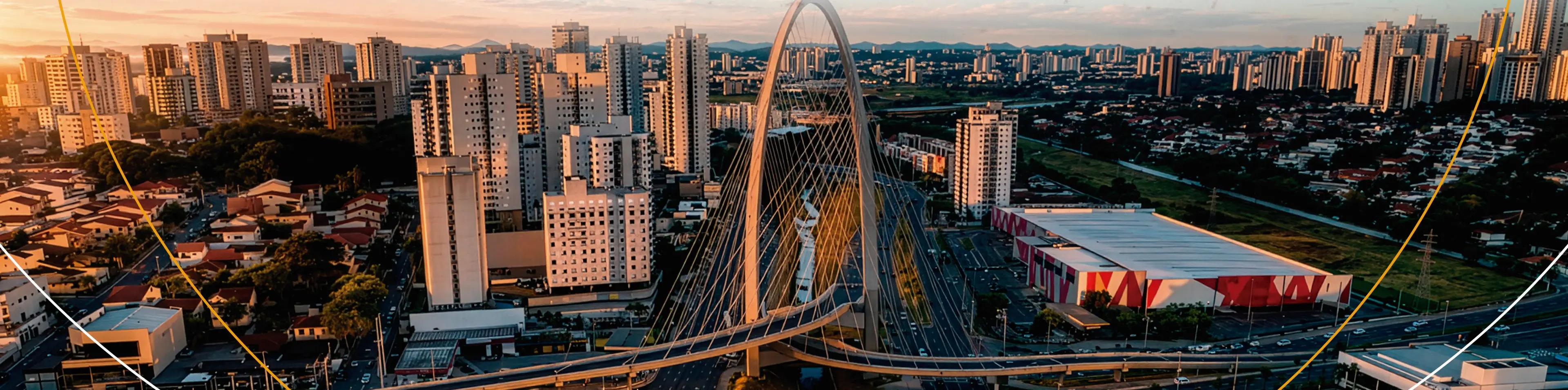 Panorama de São José dos Campos ao pôr do sol, com o Arco da Inovação ao centro